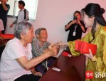 连云港灌南县爱心人士宋霞为 88 名老人送上敬老红包和物品