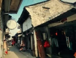探寻江南水乡特色老街，感受历史文化的韵味