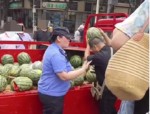 6月7日四川简阳瓜贩当街与女城管争执，自砸西瓜引关注