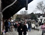 周庄古镇女性免票活动吸引游客，汉服体验店生意回暖
