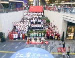 武汉各界代表齐聚江岸区快闪，用歌声庆祝新中国成立 75 周年