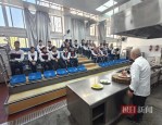 武汉市财贸学校烹饪课堂迎来初中生职业体验，专业厨艺训练激发职业兴趣