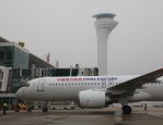中国东航C919国产大飞机开通上海虹桥至武汉天河新航线，首航受水门礼欢迎