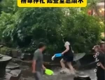 闺蜜间泼水打闹升级，白衣女子竟被按入脏水中，令人意想不到