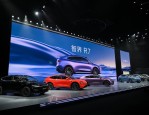 鸿蒙智行首款轿跑 SUV 智界 R7 上市，售价 25.98 万起，两周订单超 3 万