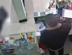 老人药店内晕倒店员未扶起，华西医院医生及律师这样说