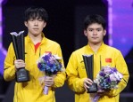 王楚钦4-1胜林诗栋夺WTT重庆冠军赛男单冠军，重返世界第一宝座