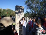 国庆假期八达岭长城游客如织，打卡拍照热度高