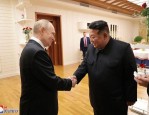 普京与金正恩签署朝俄全面战略伙伴关系条约，2024年生效