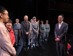 北京人艺指导的陕北公学在京首演，冯远征院长看望演职人员