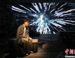 北京人艺新排一日顶流登台，探讨数字时代新鲜话题