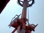 4月29日杭州乐园大摆锤悬停空中，初中生被困引关注