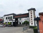怀文小学一整层教室违建两年未整改，家长担心影响孩子学习