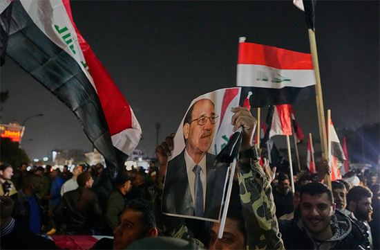 巴格达民众手持马利基头像抗议特朗普政府 美联社