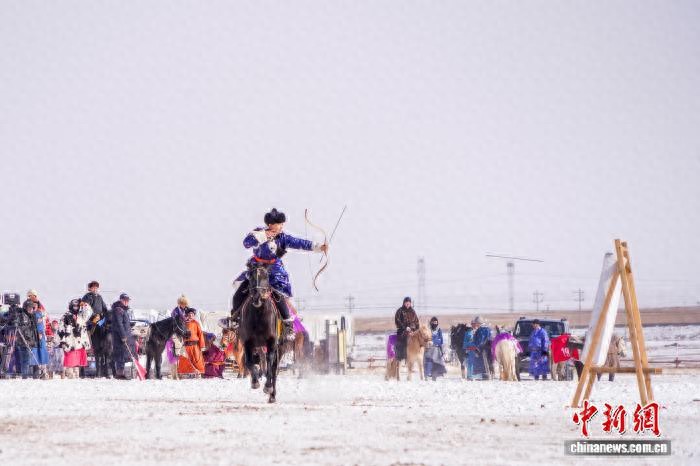 _（新春走基层）寒冬雪原作赛场，马背上的“她们”又美又飒_（新春走基层）寒冬雪原作赛场，马背上的“她们”又美又飒