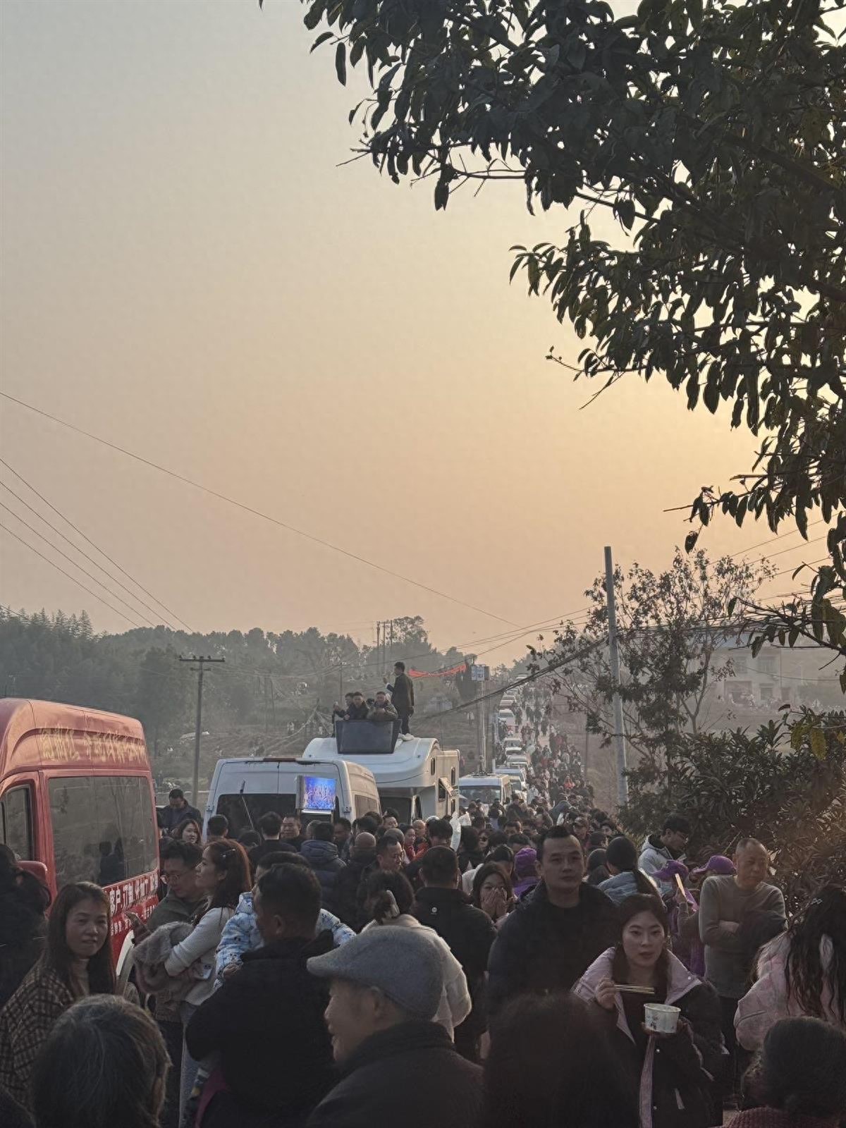 _对话“摇人按猪”走红的女孩呆呆:我捅了个很大的娄子,被大家喜欢感到受宠若惊_对话“摇人按猪”走红的女孩呆呆:我捅了个很大的娄子,被大家喜欢感到受宠若惊