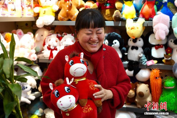 “笑笑马”缝成“哭哭马” 浙江义乌商户：工人疏忽意外收获爆款_“笑笑马”缝成“哭哭马” 浙江义乌商户：工人疏忽意外收获爆款_