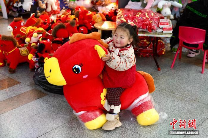 “笑笑马”缝成“哭哭马” 浙江义乌商户：工人疏忽意外收获爆款__“笑笑马”缝成“哭哭马” 浙江义乌商户：工人疏忽意外收获爆款