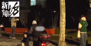 零度的上海夜晚，女孩街头跪地行走，母亲竟在一旁监督……多方已介入__零度的上海夜晚，女孩街头跪地行走，母亲竟在一旁监督……多方已介入