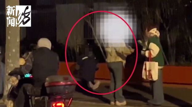 零度的上海夜晚，女孩街头跪地行走，母亲竟在一旁监督……多方已介入_零度的上海夜晚，女孩街头跪地行走，母亲竟在一旁监督……多方已介入_