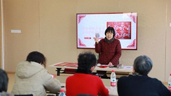 一年3万小时接力，守护1300名高龄长者……颛桥活跃着一批“小老人”志愿者__一年3万小时接力，守护1300名高龄长者……颛桥活跃着一批“小老人”志愿者