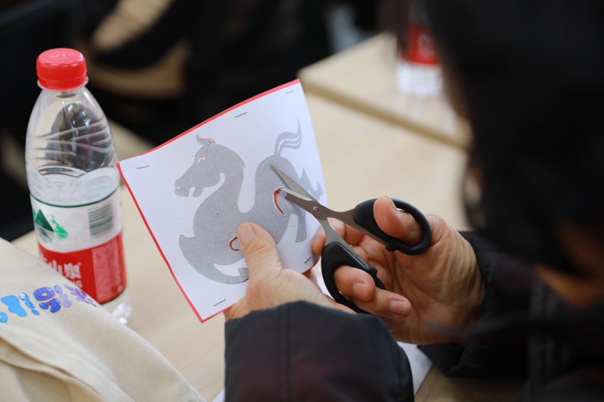 _一年3万小时接力，守护1300名高龄长者……颛桥活跃着一批“小老人”志愿者_一年3万小时接力，守护1300名高龄长者……颛桥活跃着一批“小老人”志愿者