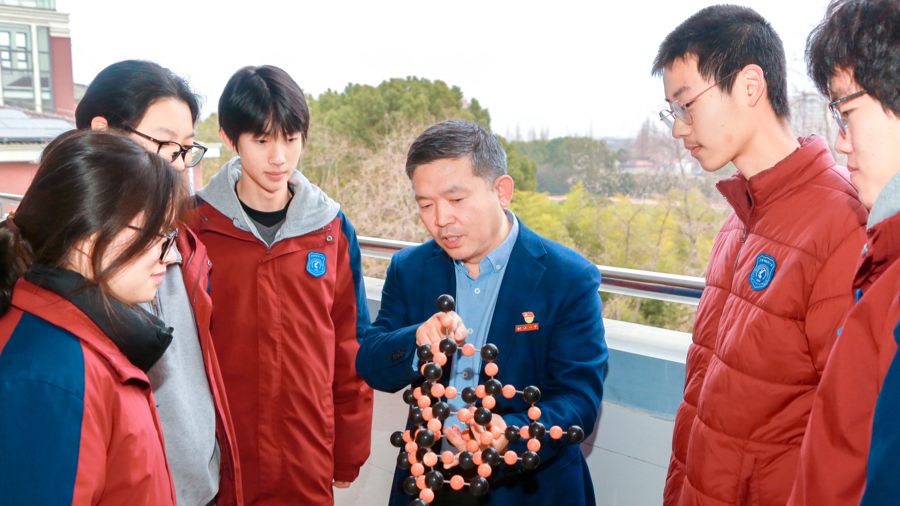 _教育局副局长回高中做教师，需要迈过几道坎？_教育局副局长回高中做教师，需要迈过几道坎？