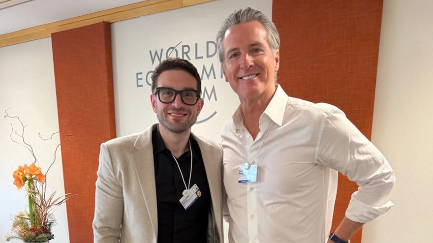 纽森与亚历克斯·索罗斯的合影