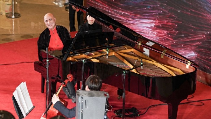 琴键裹着烟火气！孔祥东携手上海爱乐，商圈奏响新春温暖乐章_琴键裹着烟火气！孔祥东携手上海爱乐，商圈奏响新春温暖乐章_