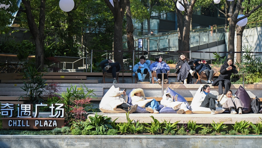 虹桥新天地化身春运路上的温暖驿站，为匆匆旅途增添惊喜与年味__虹桥新天地化身春运路上的温暖驿站，为匆匆旅途增添惊喜与年味